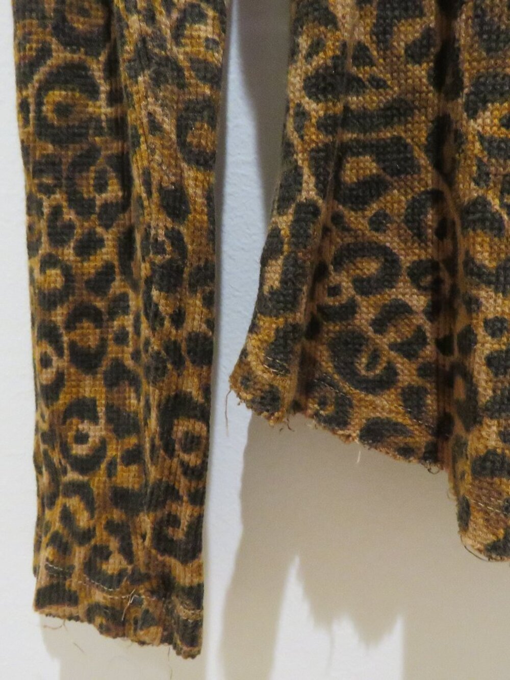 ANTHROPOLOGIE PILCRO Split Neck Waffle Leopard Print Top Small Mob Wives Casual - Picture 6 of 12